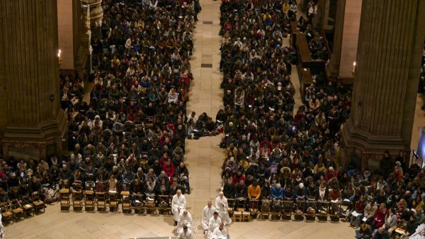 Prières du milieu du jour et du soir lors de la Rencontre Européenne de Taizé à Paris et Île-de-France