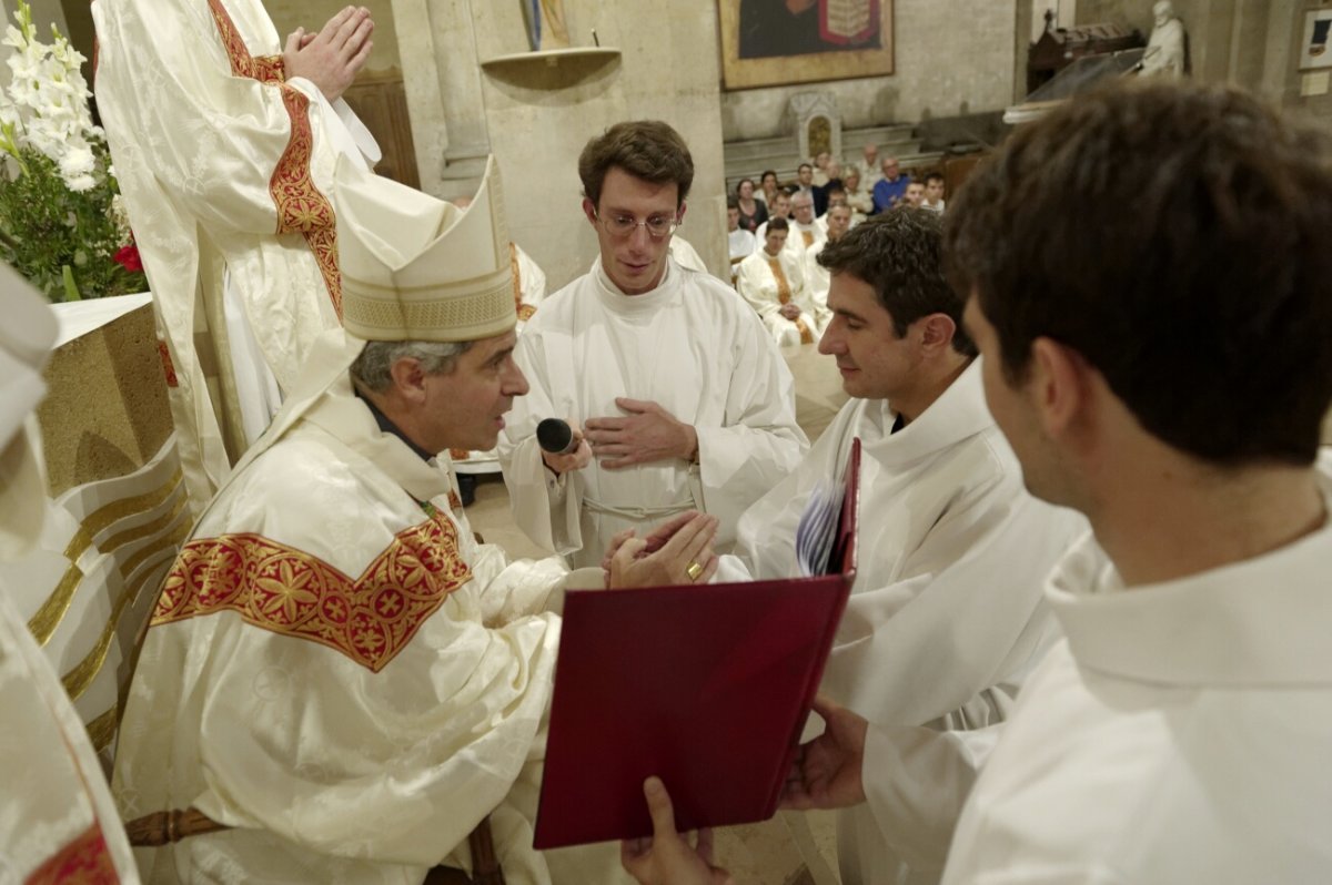 Ordinations diaconales en vue du sacerdoce 2019. Par Mgr Denis Jachiet, évêque auxiliaire de Paris, le 28 septembre 2019 à Saint-Lambert de Vaugirard. © Trung Hieu Do / Diocèse de Paris.