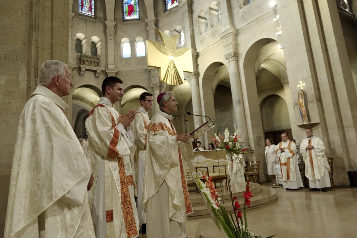 Ordinations diaconales en vue du sacerdoce 2019. Par Mgr Denis Jachiet, évêque auxiliaire de Paris, le 28 septembre 2019 à Saint-Lambert de Vaugirard. © Trung Hieu Do / Diocèse de Paris.