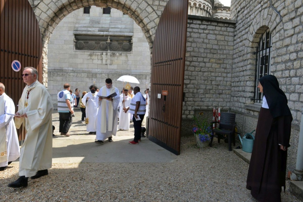 Procession de la Fête-Dieu. © Marie-Christine Bertin / Diocèse de Paris.