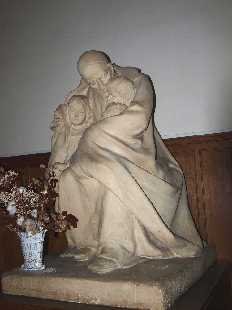 Statue de saint Vincent de Paul avec deux enfants. © C. D. A. S..