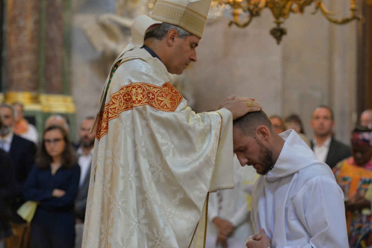 Ordinations diaconales en vue du sacerdoce 2019. Par Mgr Denis Jachiet, évêque auxiliaire de Paris, le 22 septembre 2019 à Saint-Paul-Saint-Louis. © Marie-Christine Bertin / Diocèse de Paris.