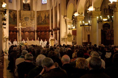 Les participants dans l'église de l'Immaculée Conception. 