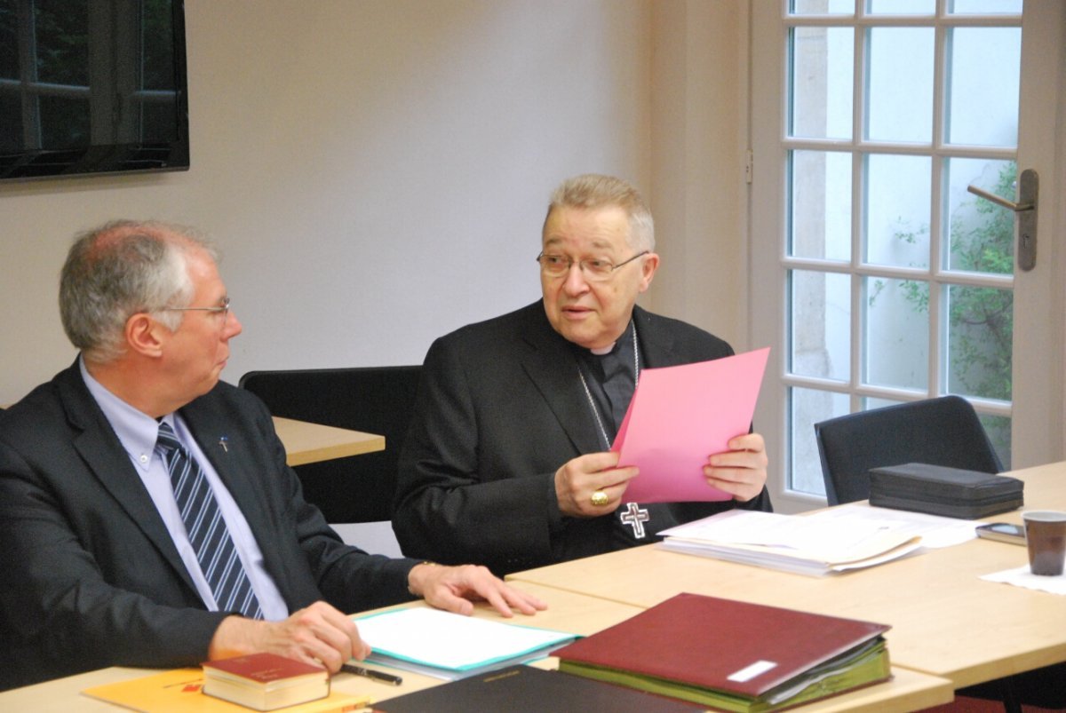 10 juin 2012, séance de travail à la Conférence des évêques de France. © D. R..