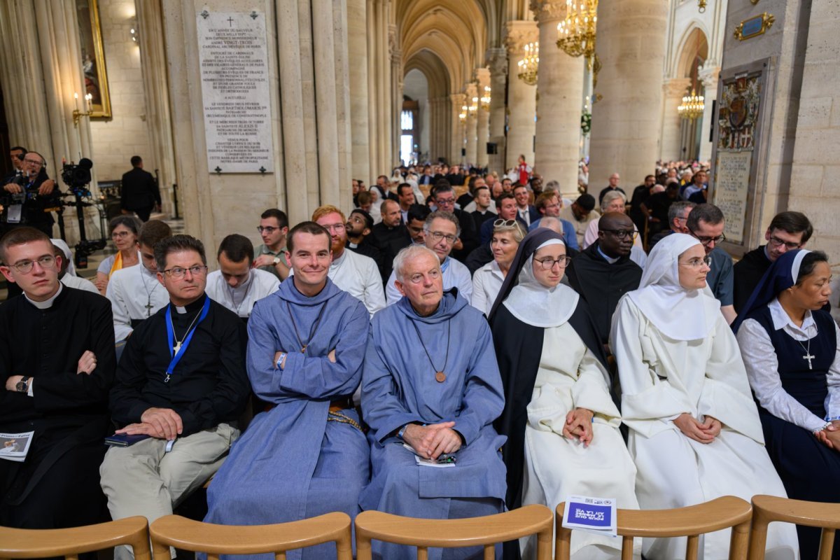Consacrés, avant les vêpres célébrées par le pape Léon XIV, Notre-Dame de (…). © Jean-Baptiste Delerue / Diocèse de Paris.
