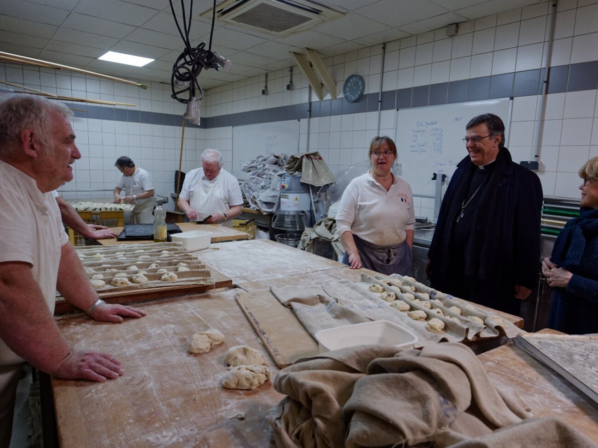 Préparation des petits pains de sainte Geneviève. Visite de Mgr Michel Aupetit, archevêque de Paris. © Yannick Boschat / Diocèse de Paris.