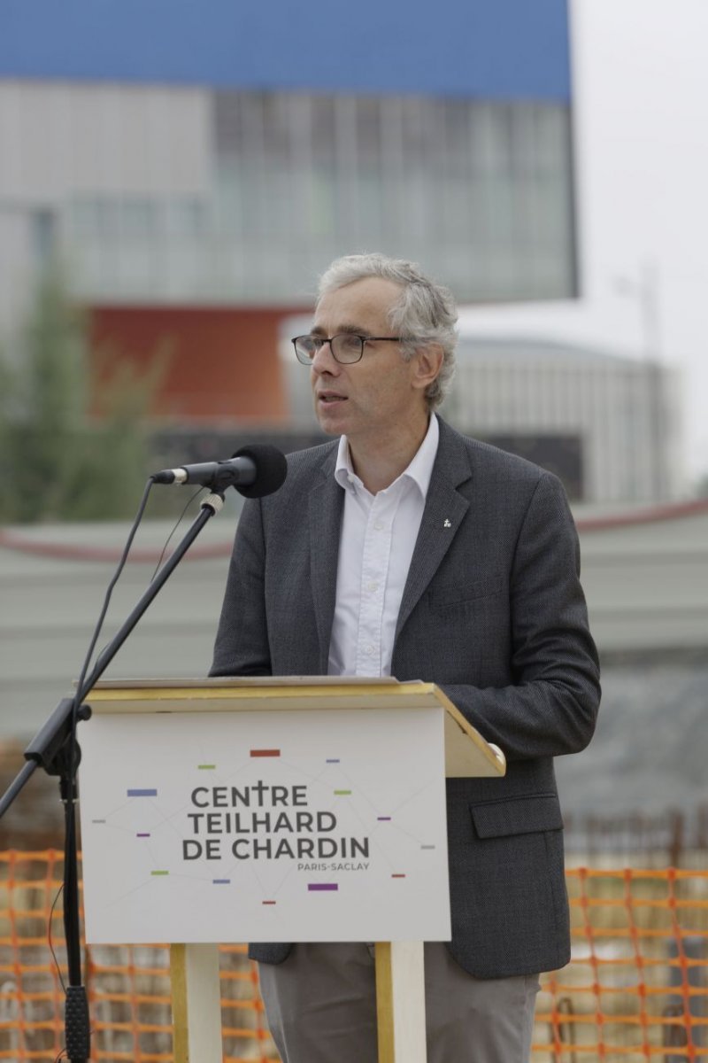 Pose de la première pierre du Centre Teilhard de Chardin. © Yannick Boschat / Diocèse de Paris.