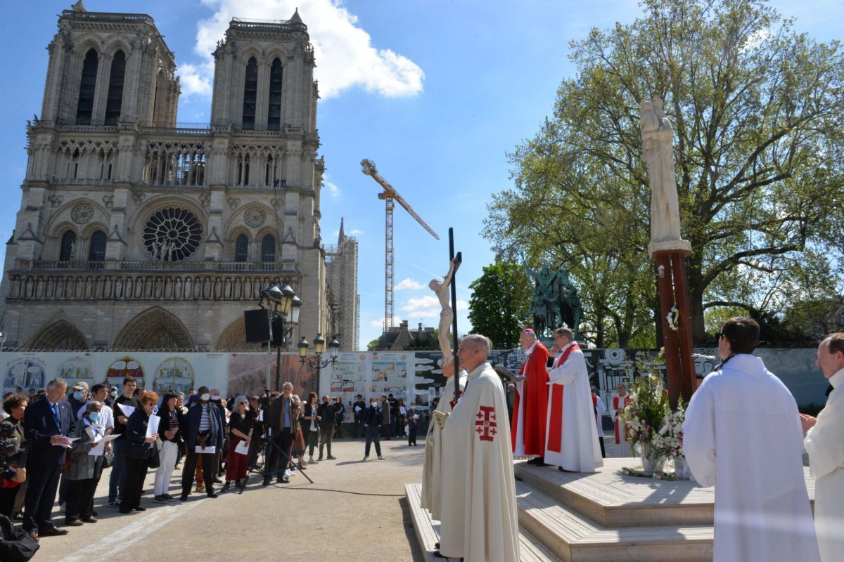 Méditation au pied de la croix avec Charles de Foucauld. 15 avril 2022 © Marie-Christine Bertin / Diocèse de Paris.