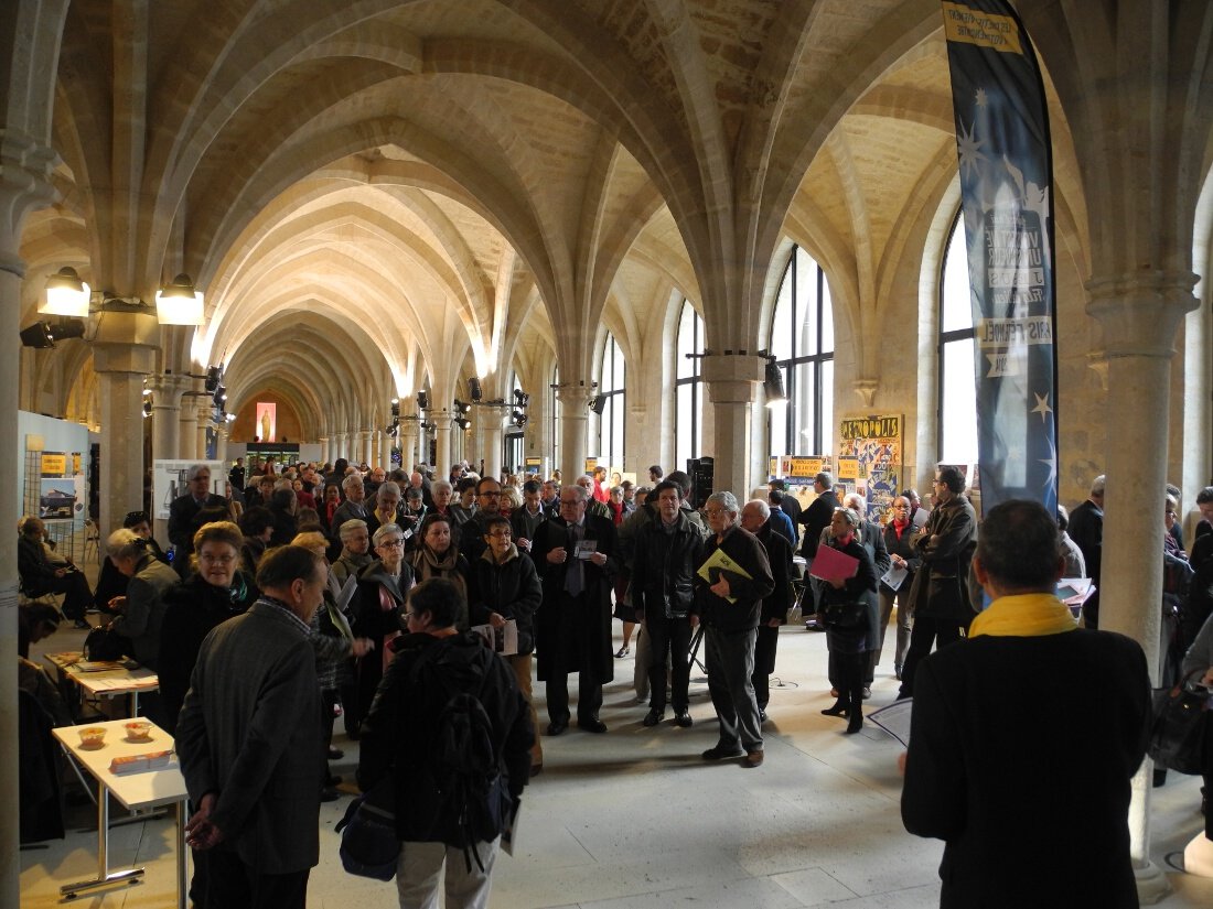 Mgr Bruno Lefevre Pontalis accueille les participants.. © Marie-Christine Bertin / Diocèse de Paris.