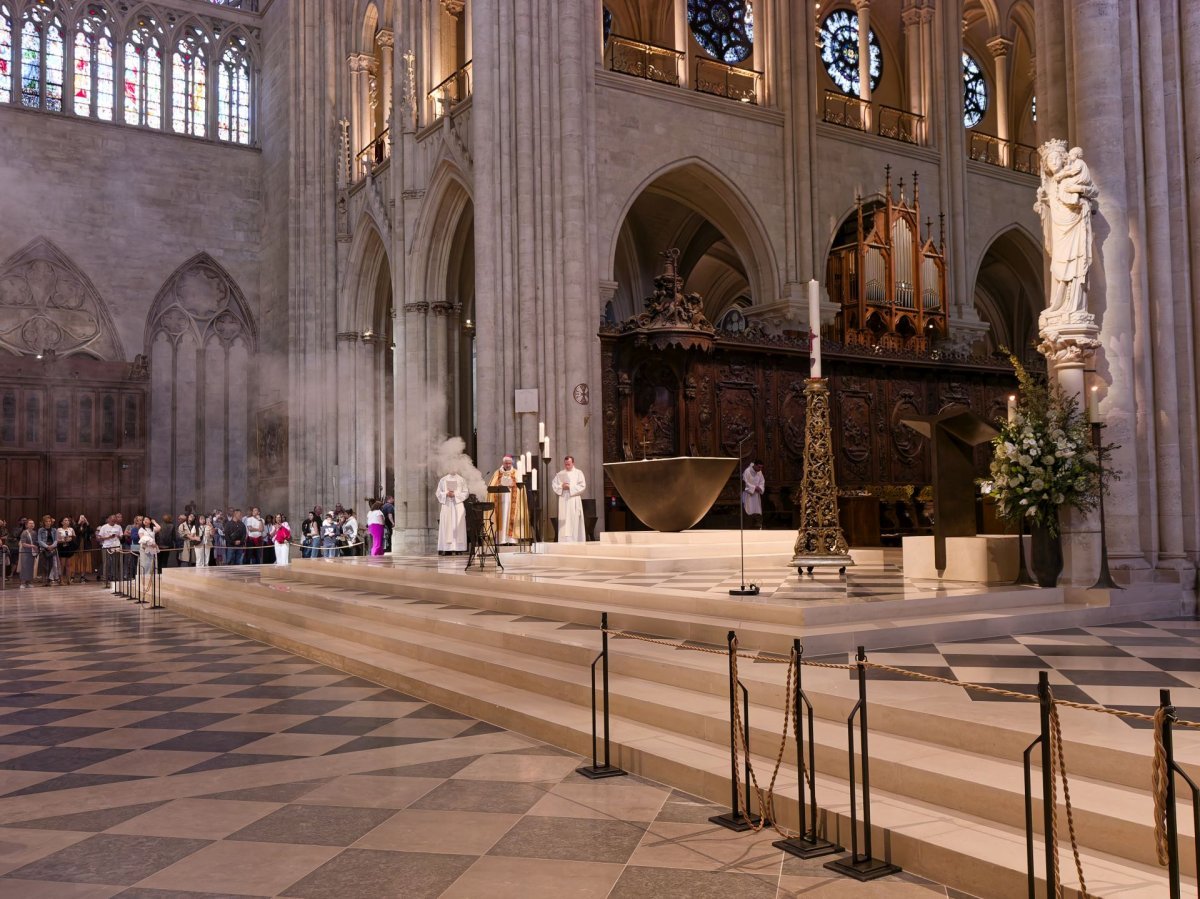 Vêpres à Notre-Dame de Paris à l'arrivée de la marche pour les vocations. © Yannick Boschat / Diocèse de Paris.