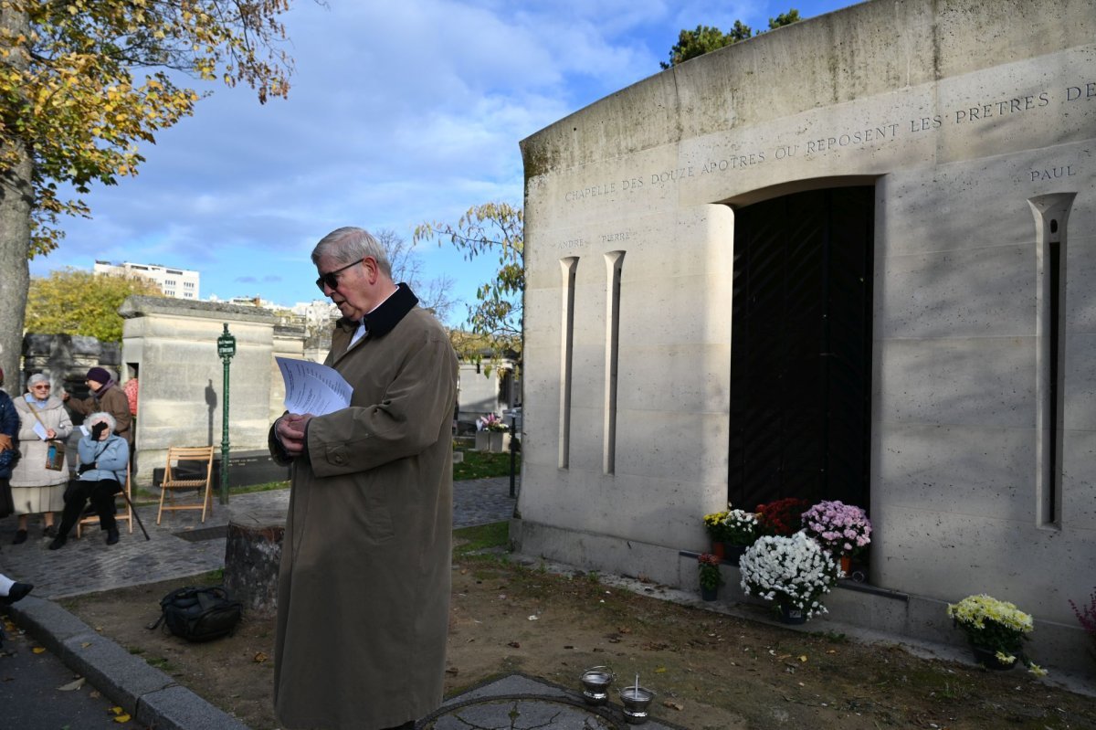 Prière pour les prêtres défunts au cimetière Montparnasse 2025. © Marie-Christine Bertin / Diocèse de Paris.