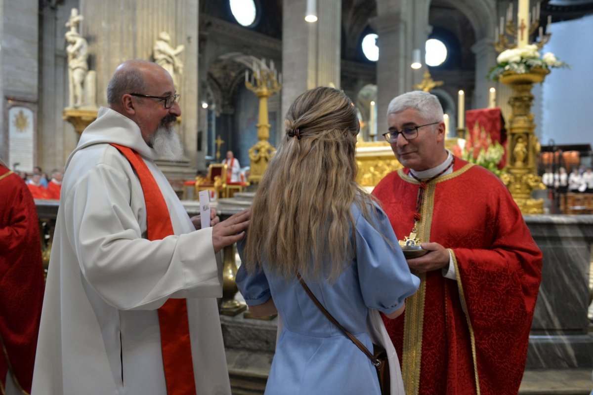 Confirmation des adultes au cours de la Vigile de Pentecôte 2023, (…). © Marie-Christine Bertin / Diocèse de Paris.