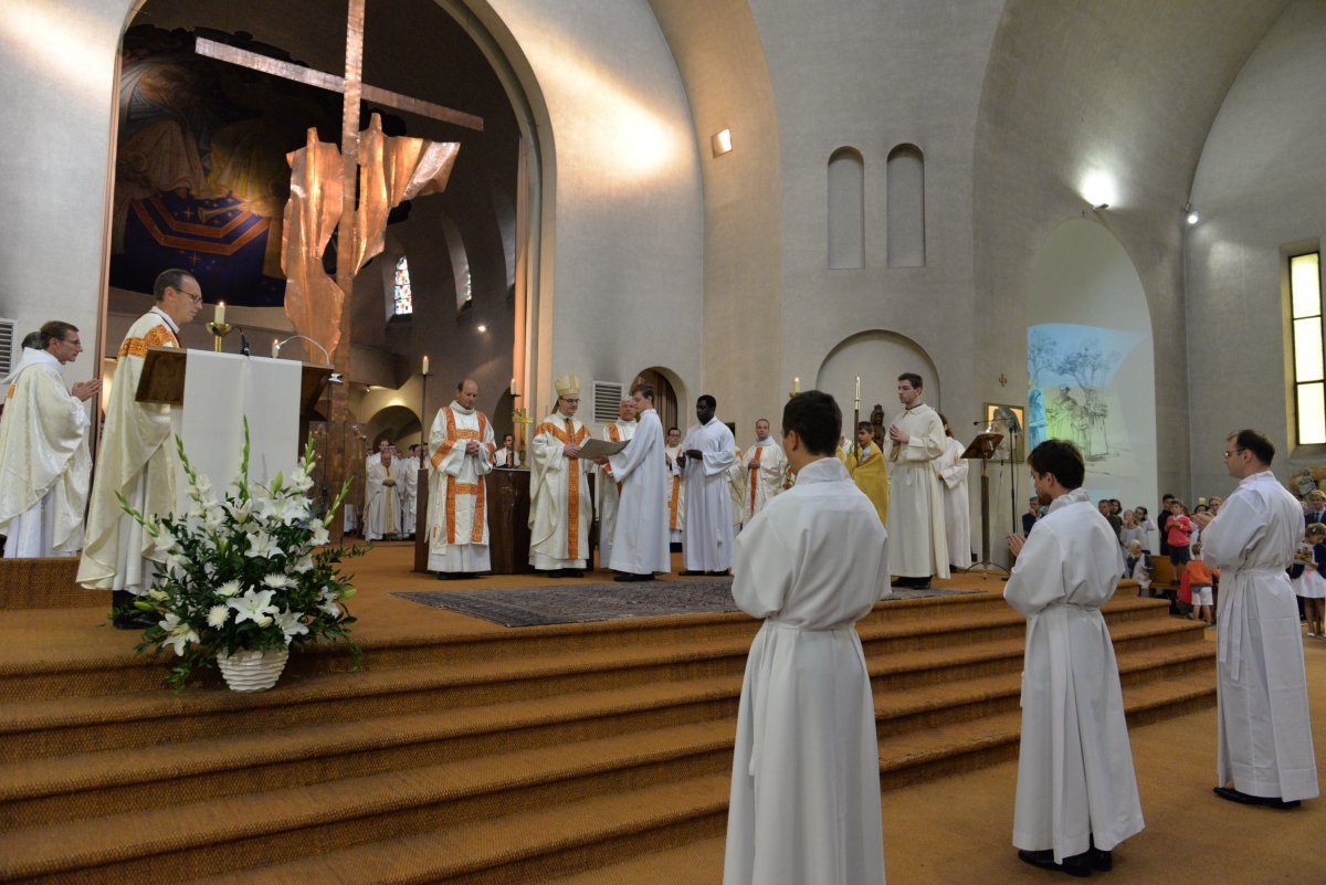 Ordinations d'Henri Beaussant, Philippe Cazala et Pierre-Henri Debray à (…). © Marie-Christine Bertin.