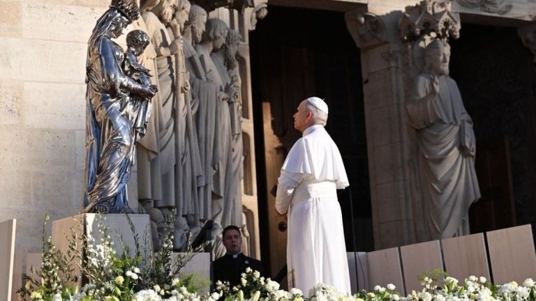 Prière des vêpres à Notre-Dame de Paris avec le pape Léon XIV