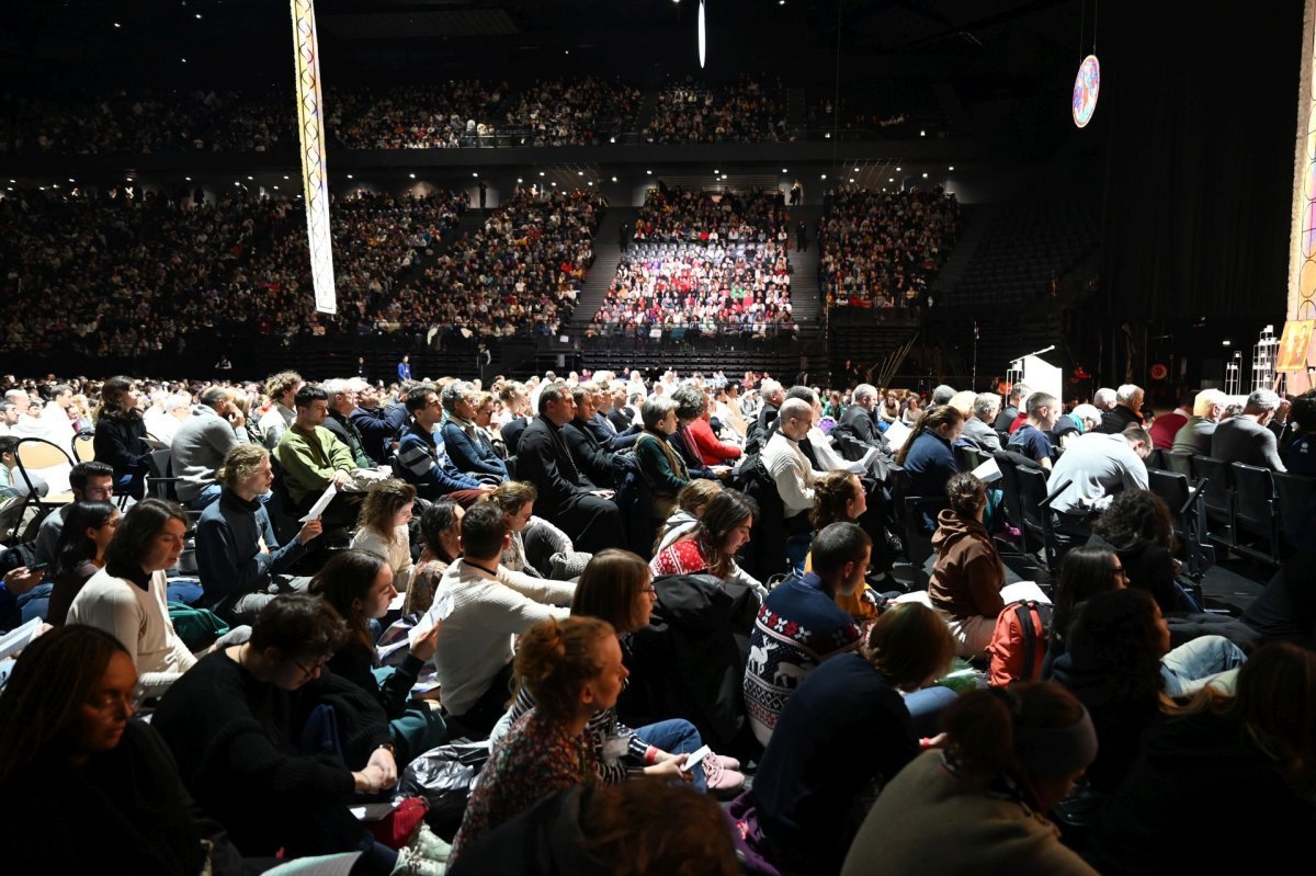 Prière du soir à l'Accor Arena à Bercy. © Marie-Christine Bertin / Diocèse de Paris.