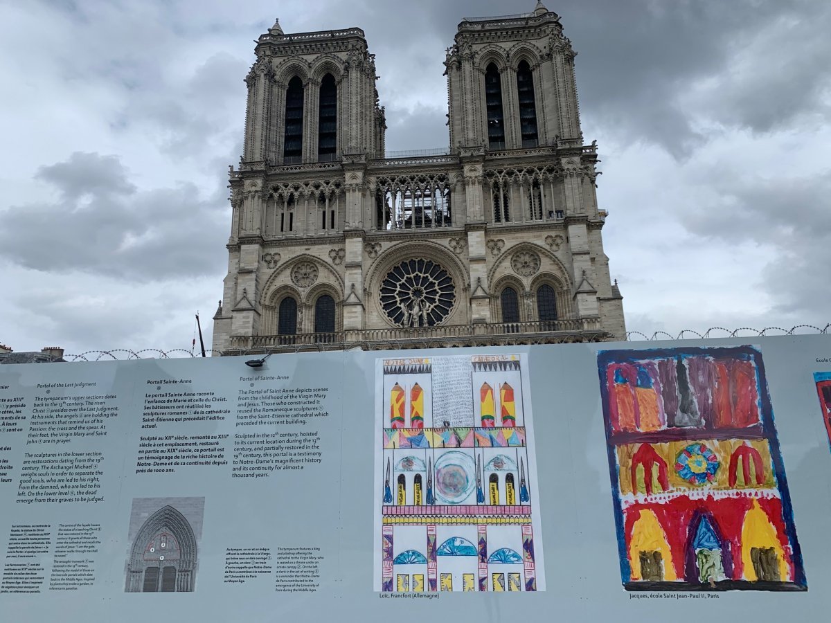 Installation des dessins sur les palissades du chantier. © Karine Dalle.