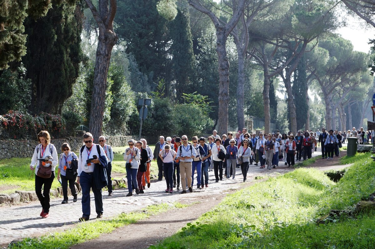 Marche sur la via Appia, celle qu'empruntèrent saint Paul et saint (…). © Yannick Boschat / Diocèse de Paris.