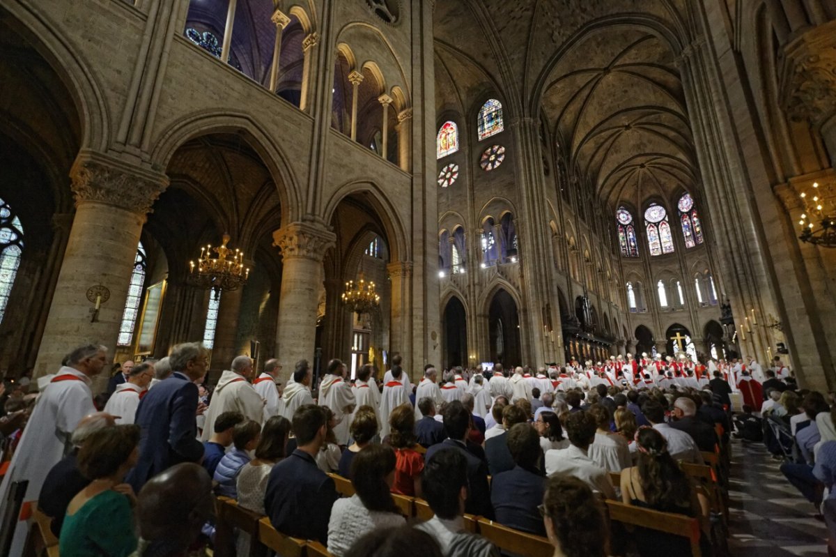 L'imposition des mains est le signe de la continuité du sacrement de (…). © Yannick Boschat / Diocèse de Paris.