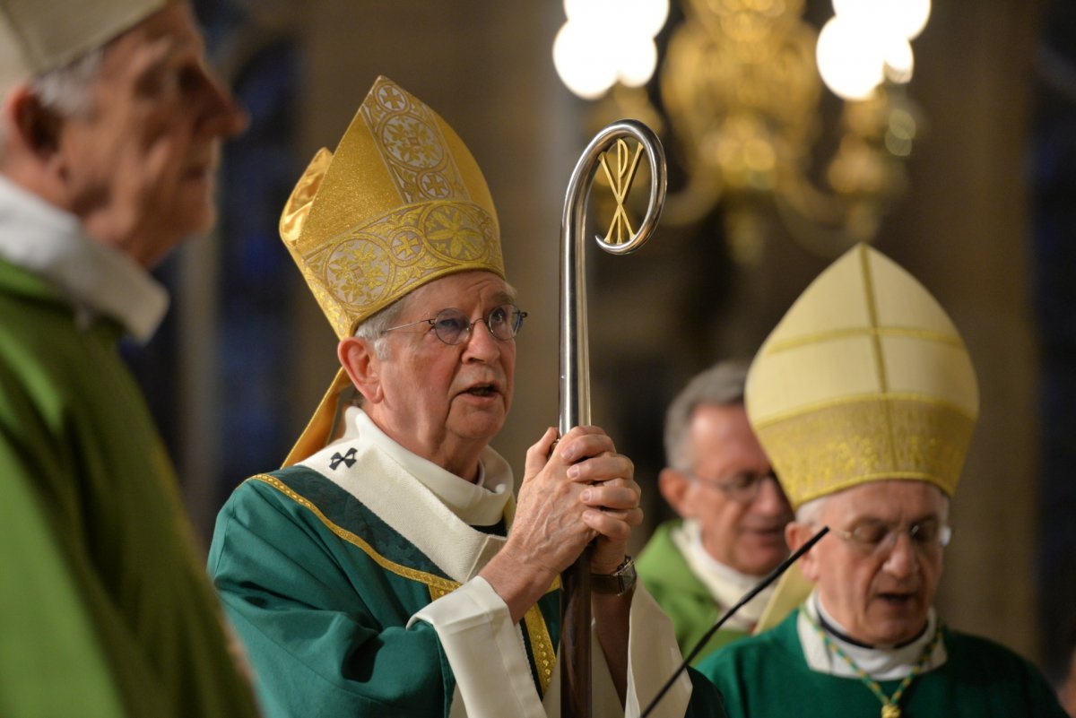 Imposition du pallium à Mgr Laurent Ulrich. © Marie-Christine Bertin / Diocèse de Paris.