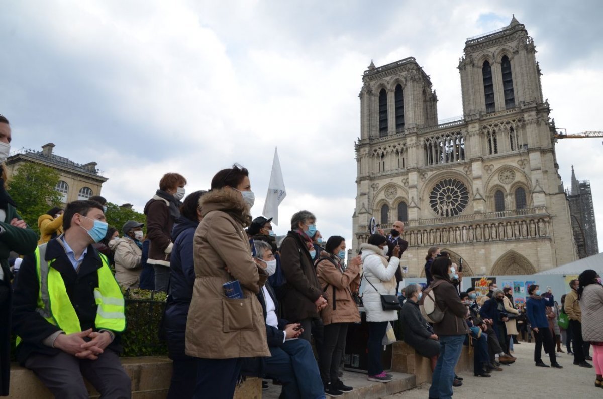 Marche vers Notre-Dame de Paris. © Michel Pourny.