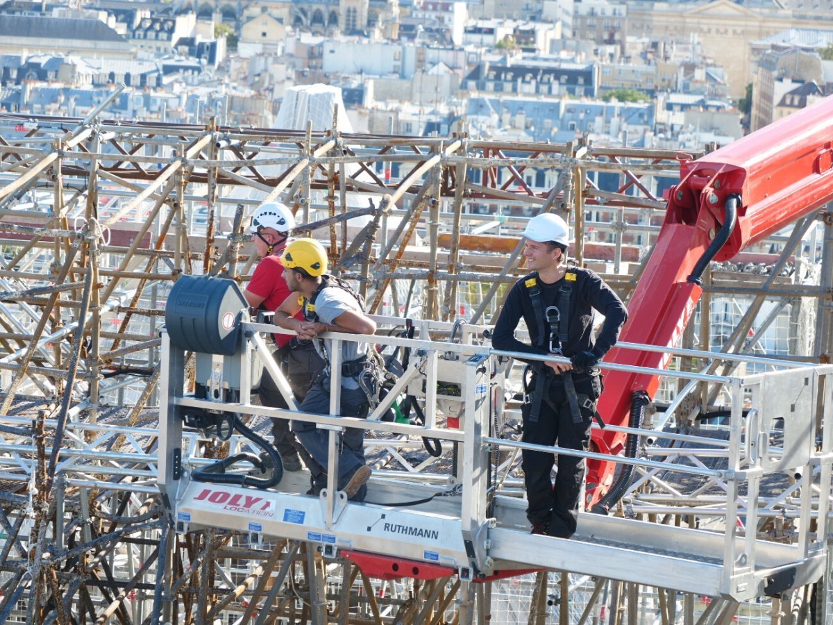 Notre-Dame de Paris. Étape décisive, la phase finale du démontage de l'échafaudage brûlé, perché au-dessus du transept. Opération titanesque menée sans relâche par Europe Échafaudage avec les collaborateurs du (…) © Laurence Faure / Diocèse de Paris.