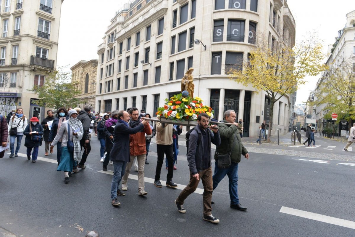 Montée à Montmartre de la paroisse Notre-Dame des Victoires. © Marie-Christine Bertin / Diocèse de Paris.