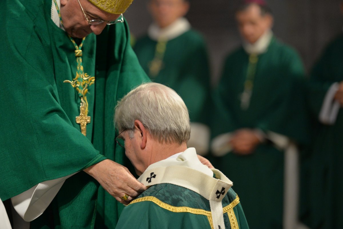 Imposition du pallium à Mgr Laurent Ulrich. Dimanche 18 septembre 2022. © Marie-Christine Bertin / Diocèse de Paris.