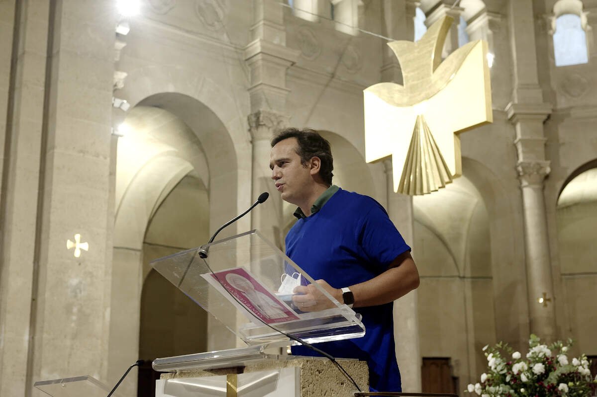 Vénération des reliques de sainte Geneviève à Saint-Lambert de Vaugirard. © Trung-Hieu Do / Diocèse de Paris.