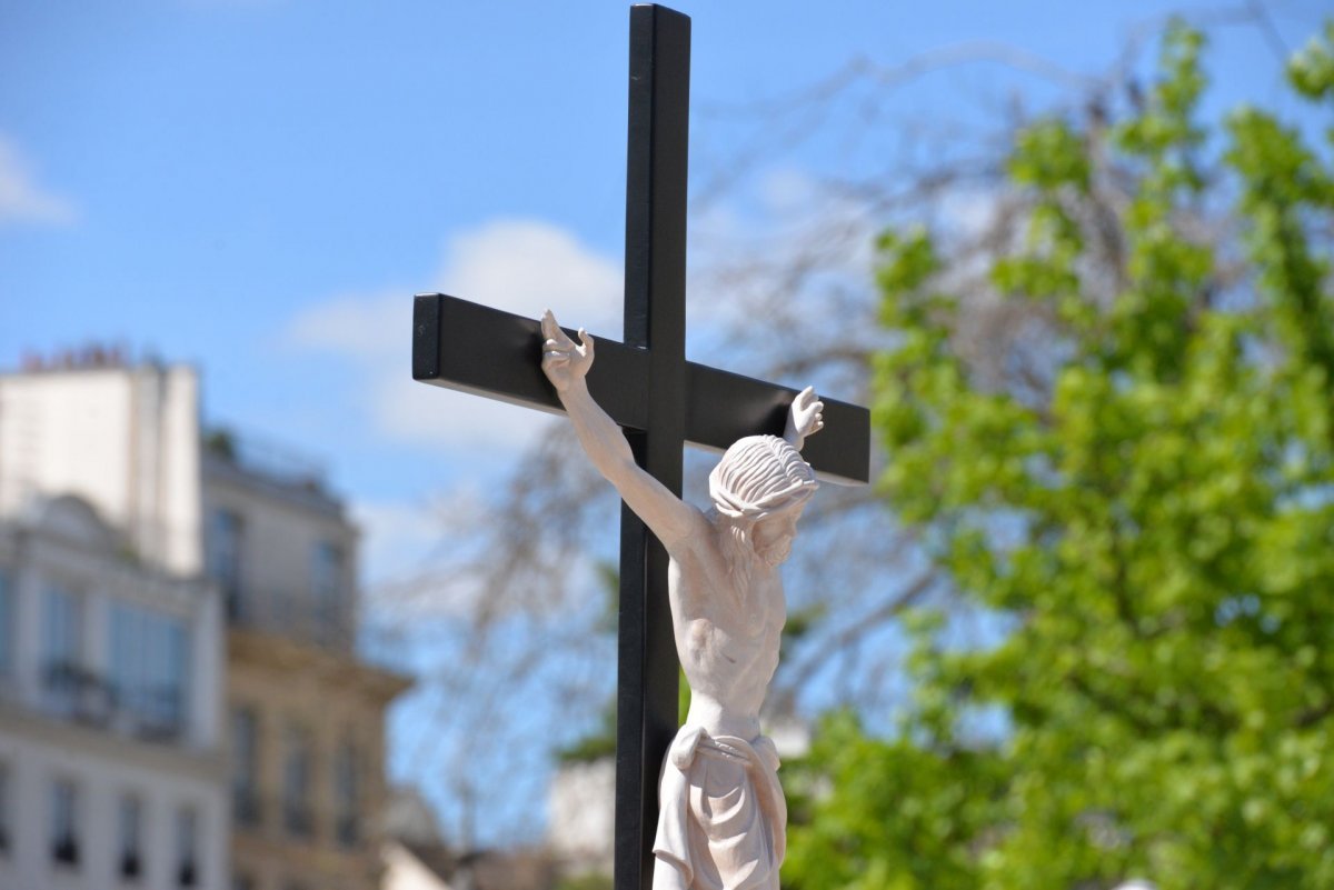 Méditation au pied de la croix avec Charles de Foucauld. © Marie-Christine Bertin / Diocèse de Paris.