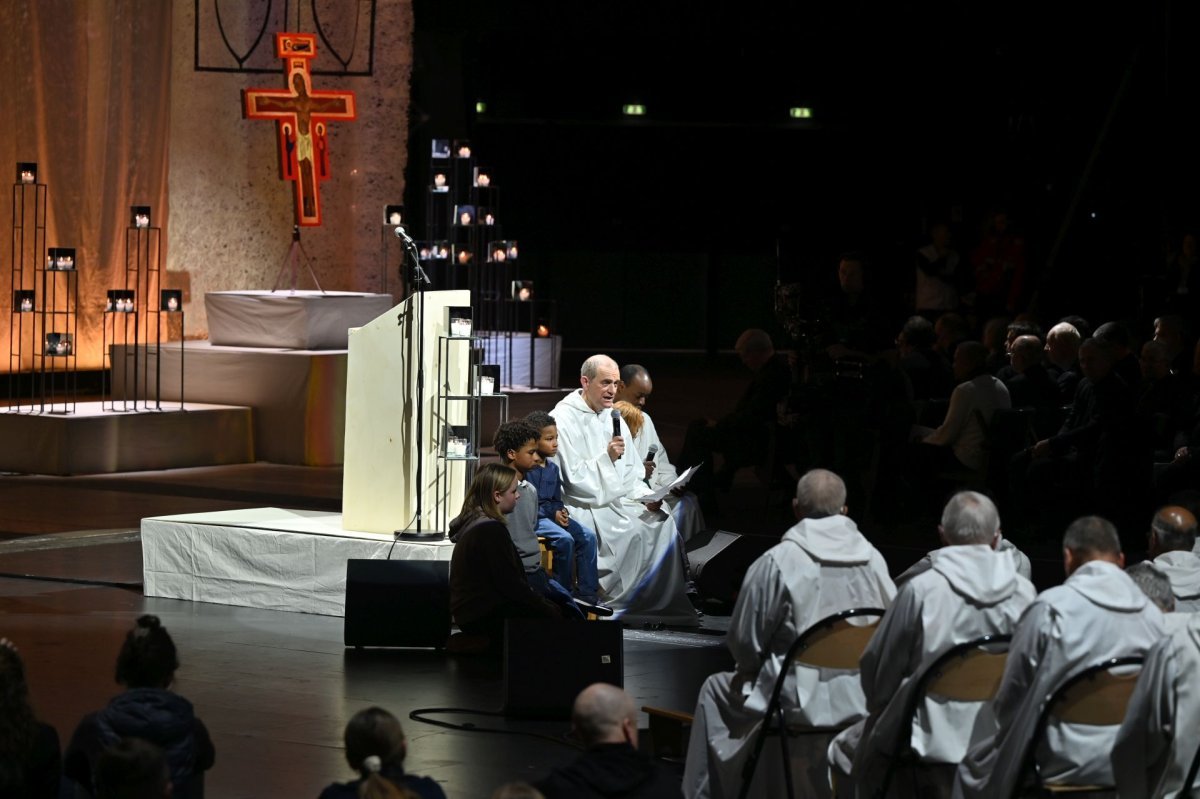 Prière du soir à l'Accor Arena à Bercy. © Marie-Christine Bertin / Diocèse de Paris.