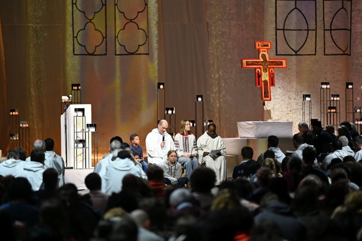 Prière du soir à l'Accor Arena à Bercy. © Marie-Christine Bertin / Diocèse de Paris.