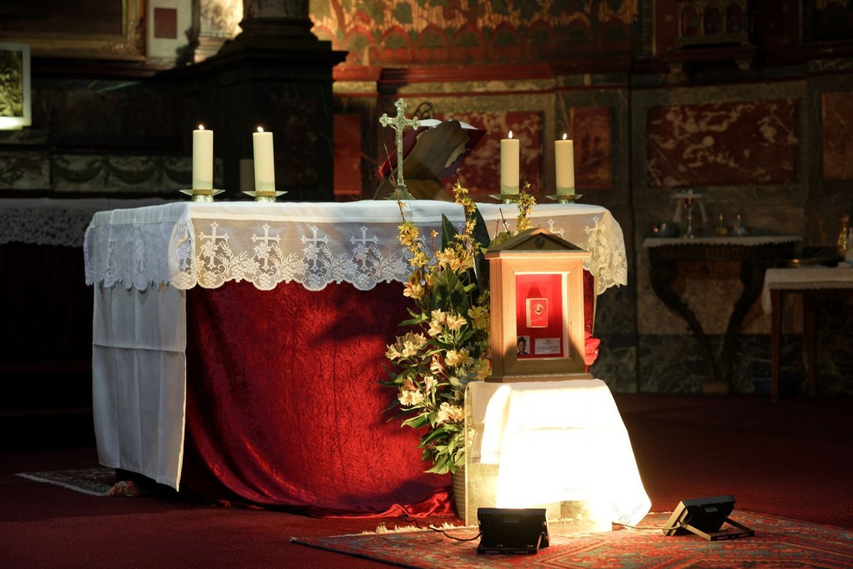 Vénération des reliques de sainte Joséphine Bakhita à Saint-Louis d'Antin. © Trung Hieu Do / Diocèse de Paris.