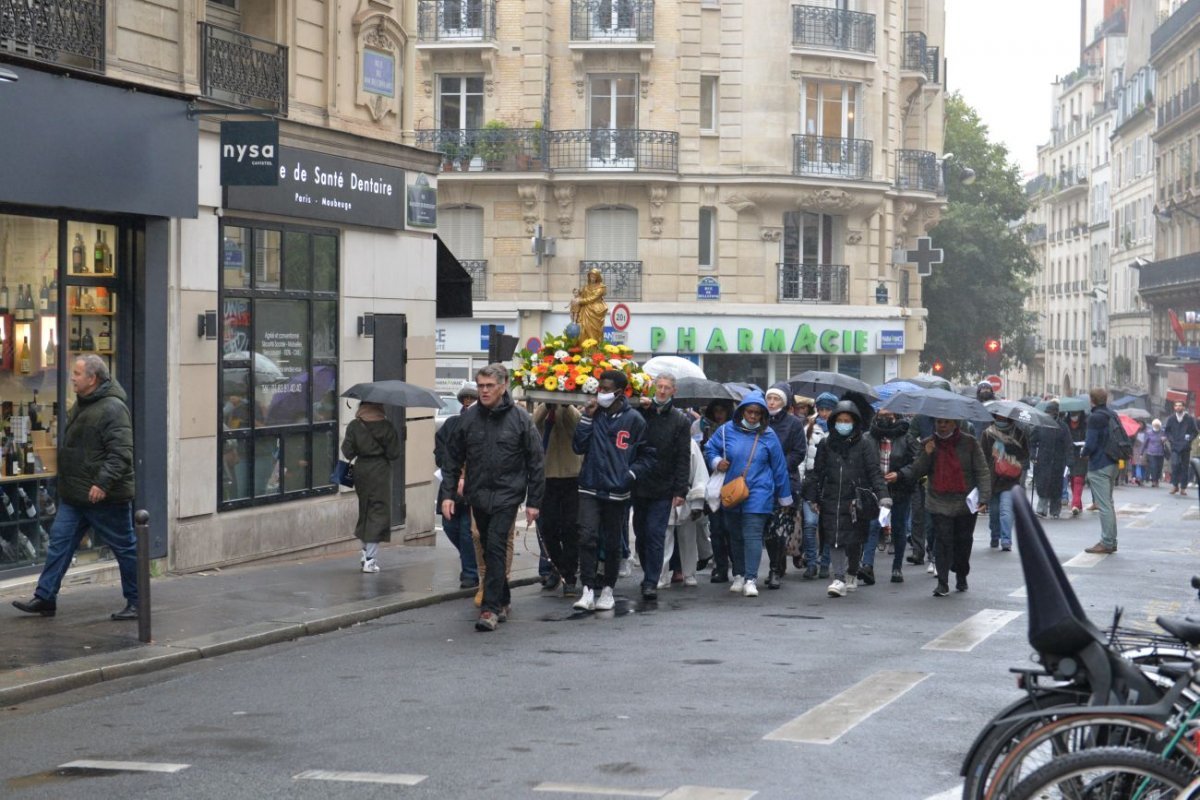 Montée à Montmartre de la paroisse Notre-Dame des Victoires. © Marie-Christine Bertin / Diocèse de Paris.