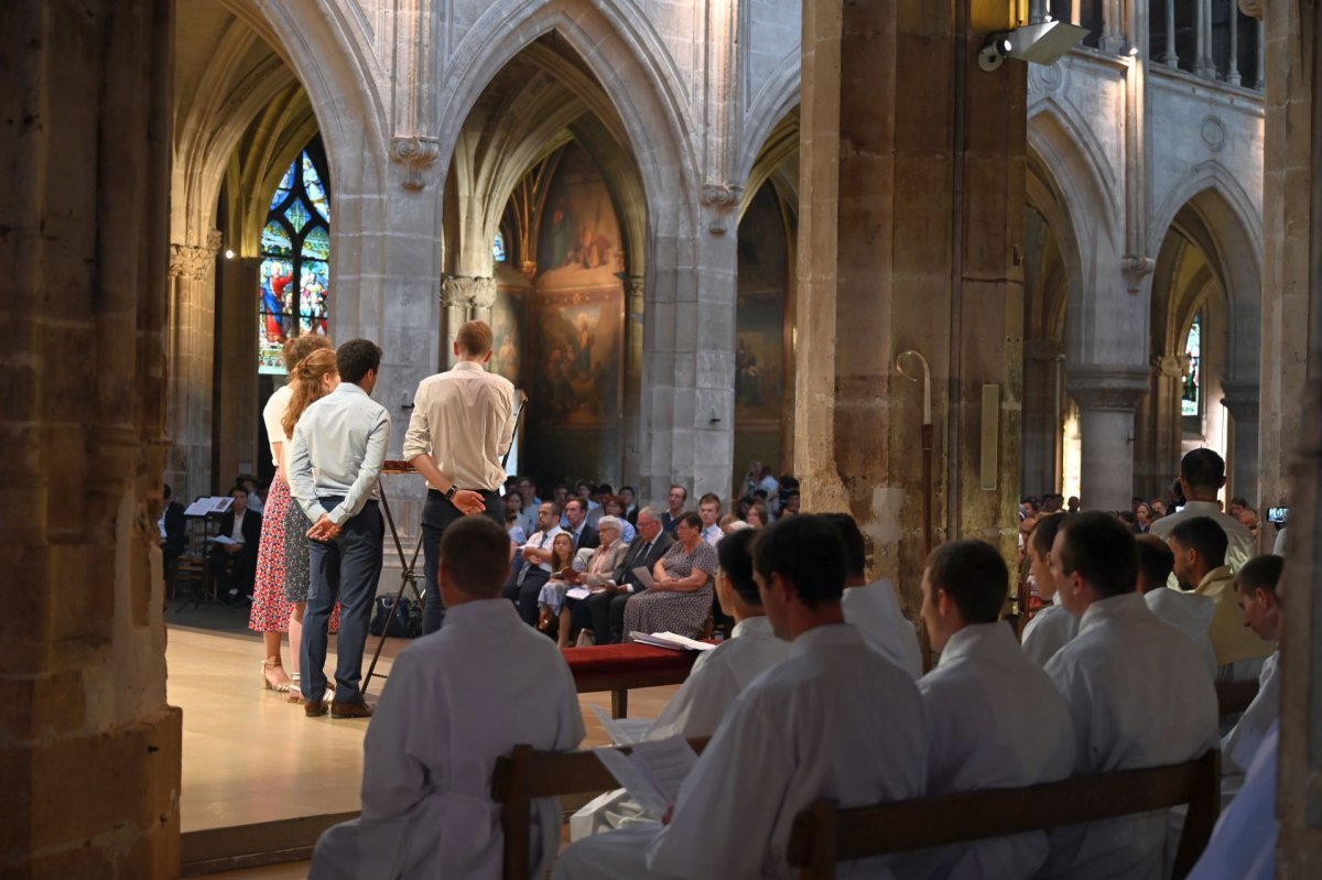 Ordinations diaconales en vue du sacerdoce à Saint-Séverin (5e). © Marie-Christine Bertin / Diocèse de Paris.