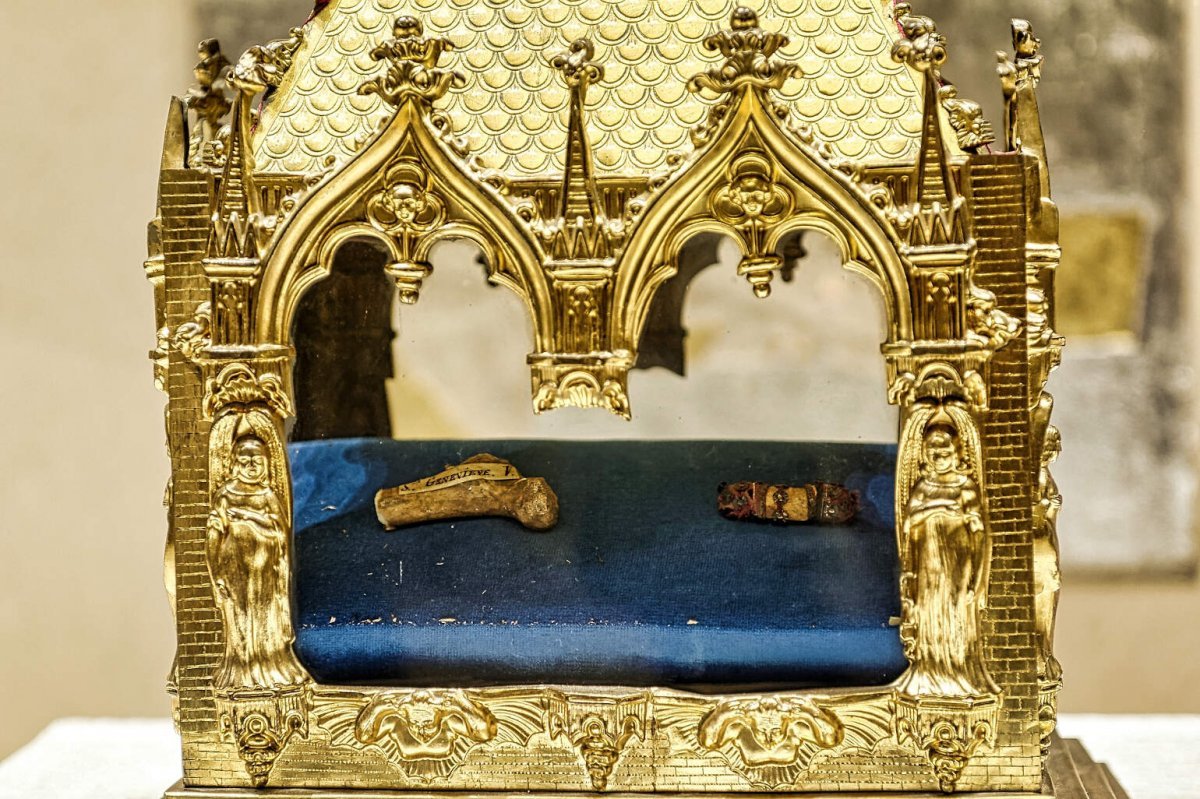 Accueil des reliques de sainte Geneviève à Notre-Dame de La Salette [Ajouter. © Trung-Hieu Do / Diocèse de Paris.