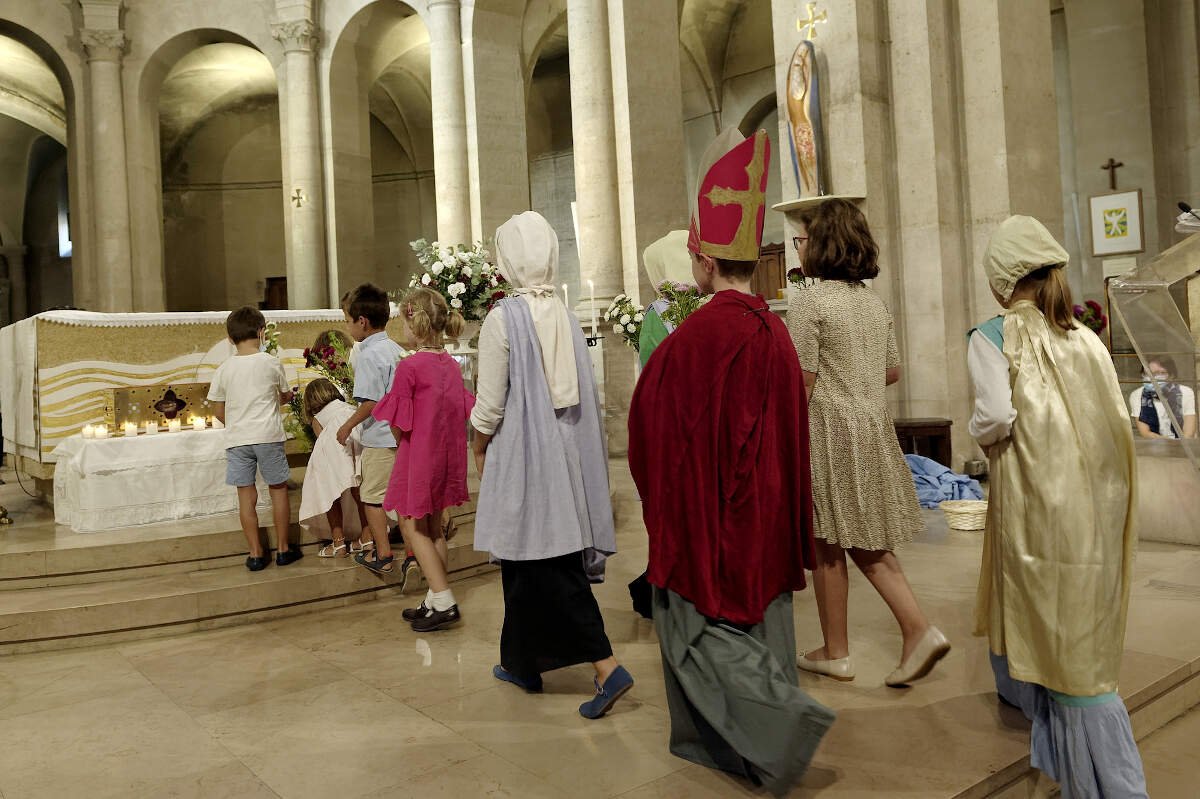 Vénération des reliques de sainte Geneviève à Saint-Lambert de Vaugirard. © Trung-Hieu Do / Diocèse de Paris.