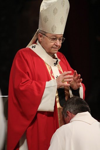 Ordinations de diacres permanents 2010 – L'Archevêque impose les mains (…). © Yannick Boschat / Diocèse de Paris.