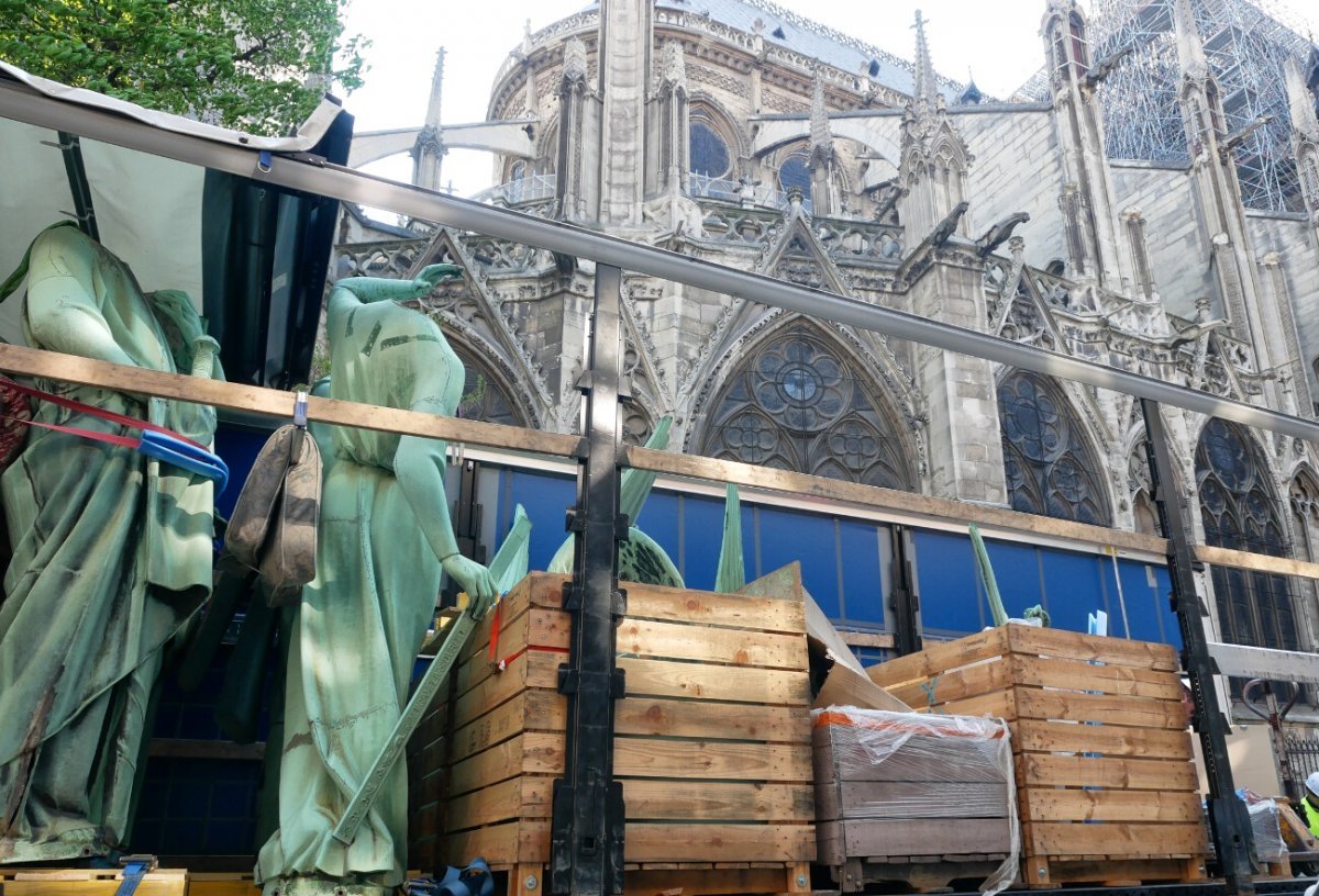 Dépose des 16 statues de la flèche de Notre-Dame de Paris. © Yannick Boschat / Diocèse de Paris.