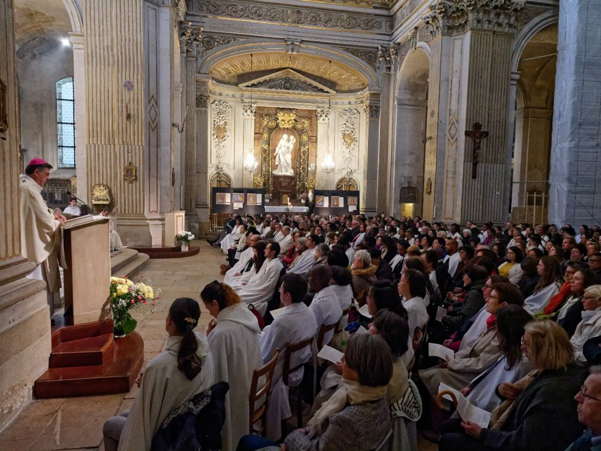 Rassemblement des néophytes à Saint-Louis en l'Île. © Yannick Boschat / Diocèse de Paris.