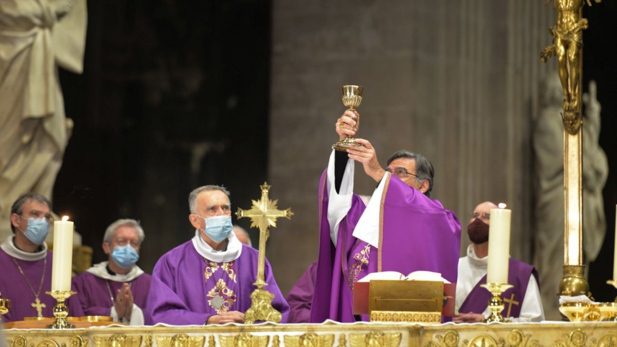 Messe autour de Mgr Michel Aupetit. © Marie-Christine Bertin / Diocèse de Paris.