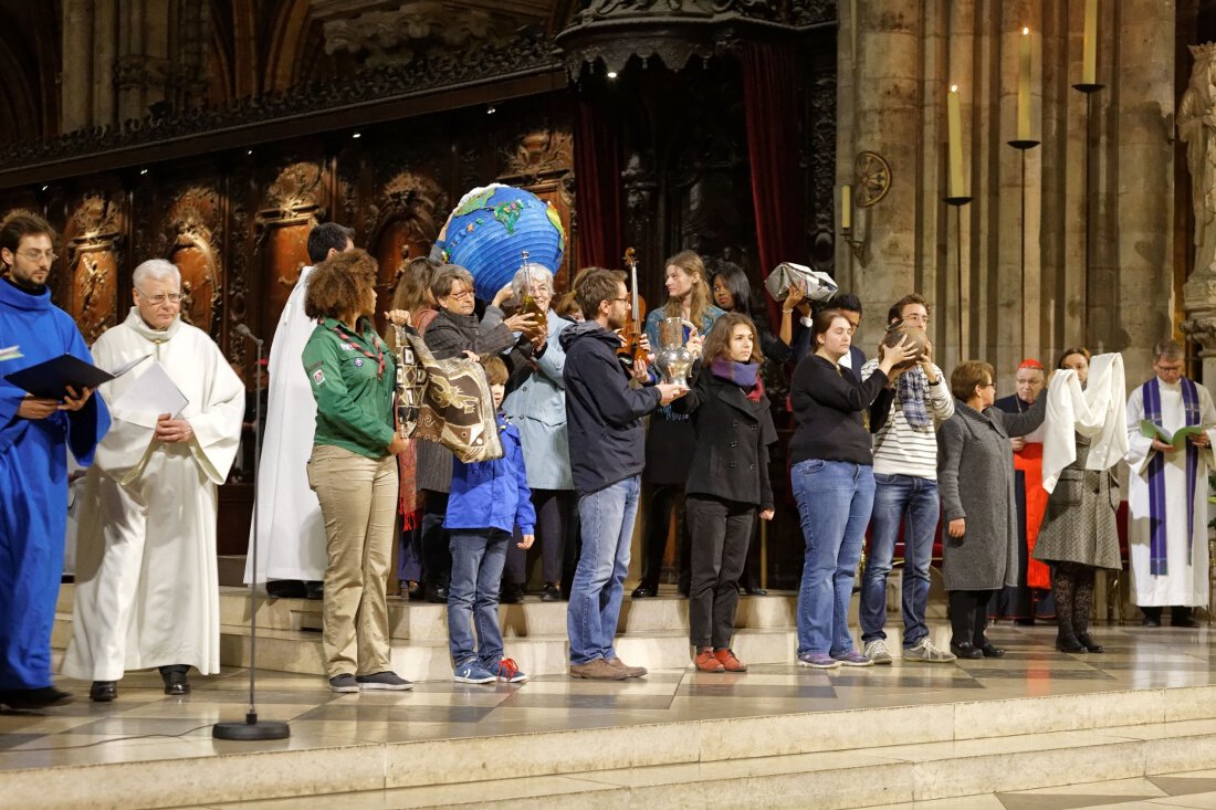 Présentation de l'ensemble des objets symboliques. © Yannick Boschat / Diocèse de Paris.