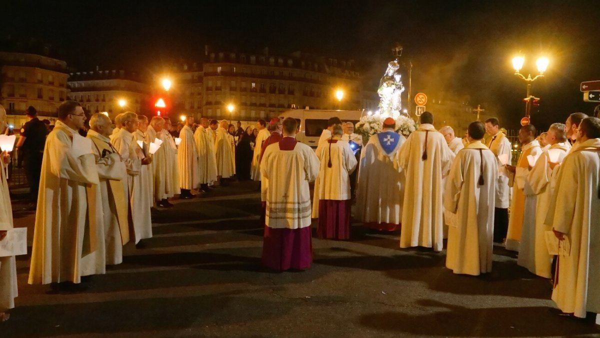 Procession sur l'île de la Cité. © Yannick Boschat / Diocèse de Paris.