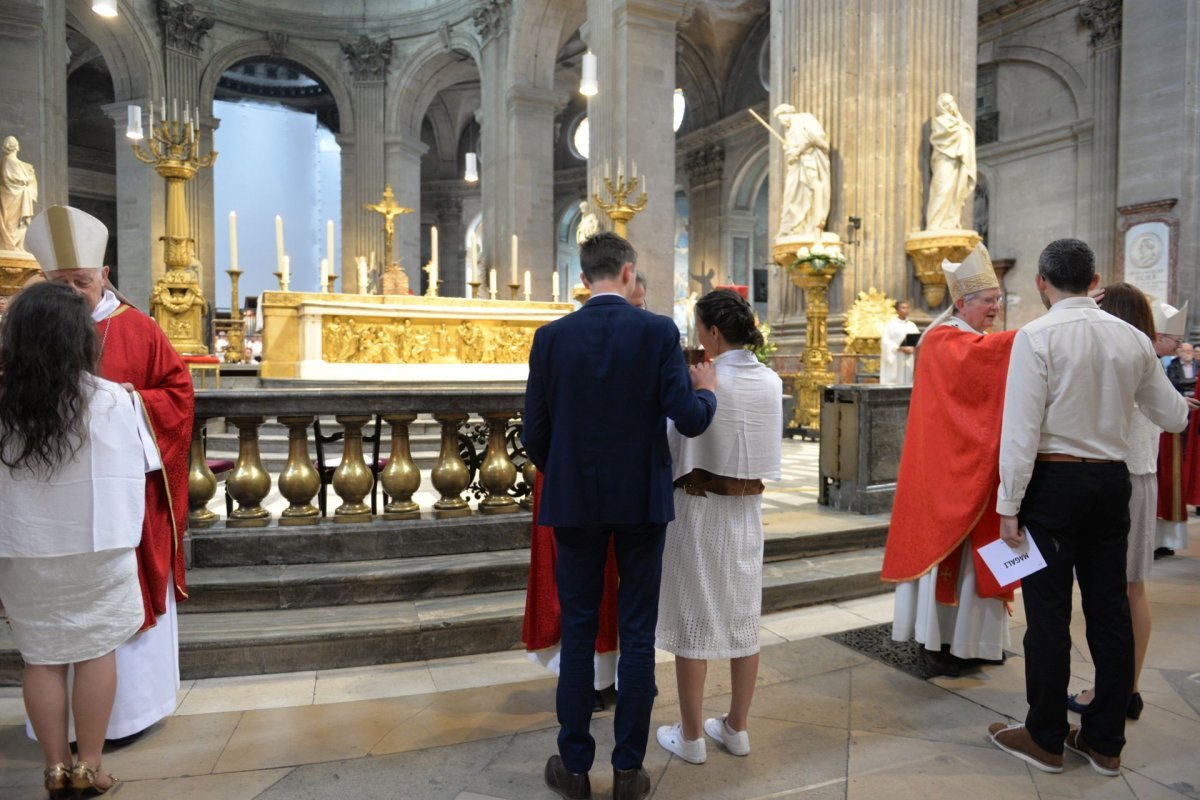 Confirmation des adultes au cours de la Vigile de Pentecôte 2023, (…). © Marie-Christine Bertin / Diocèse de Paris.