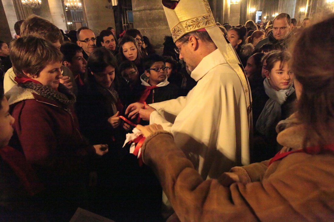 Distribution des bracelets par Mgr Renauld de Dinechin, évêque auxilaire. © Yannick Boschat / Diocèse de Paris.
