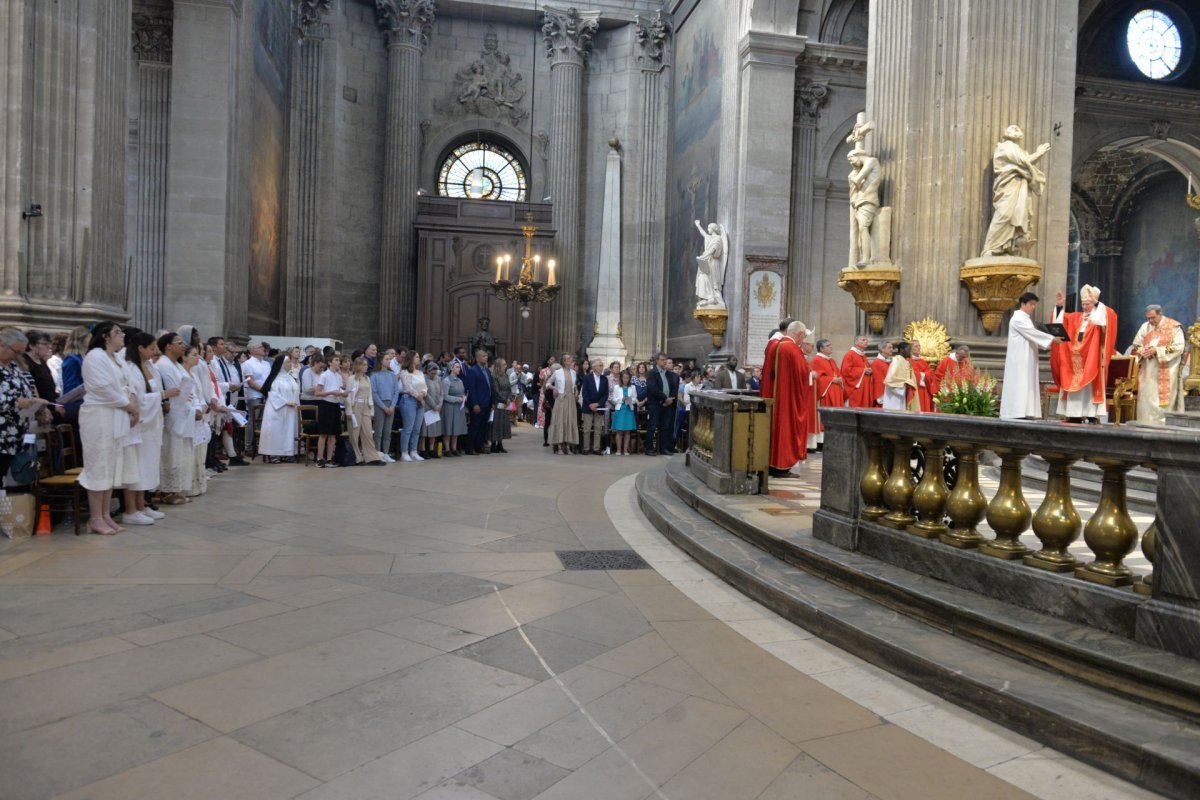 Confirmation des adultes au cours de la Vigile de Pentecôte 2023, (…). © Marie-Christine Bertin / Diocèse de Paris.