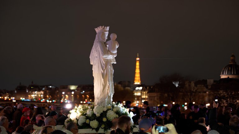 Cathédrale : Emportée par la foule, Marie revient chez elle