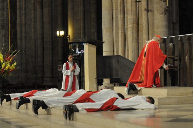 Prostration durant la supplication litanique. © Trung Hieu Do.