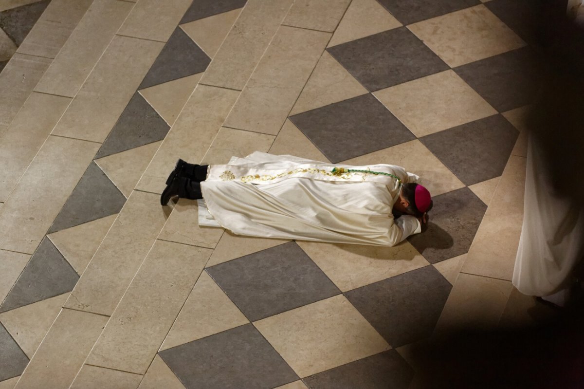 Prostration de l'ordinand. © Yannick Boschat / Diocèse de Paris.