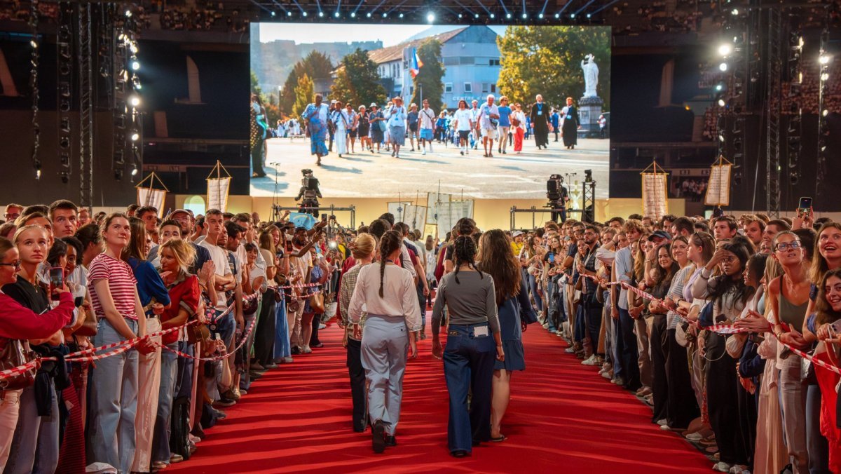Veillée de prière avec les jeunes et le pape Léon XIV : Spectacle. © Marvin Prevost / Diocèse de Paris.