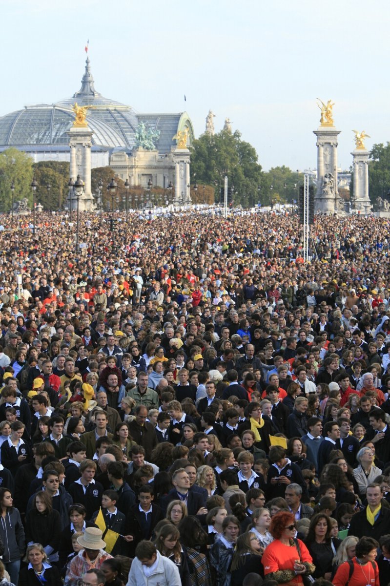 Messe sur l'esplanade des Invalides célébrée par Benoît XVI. Reproduction interdite. © CIRIC.